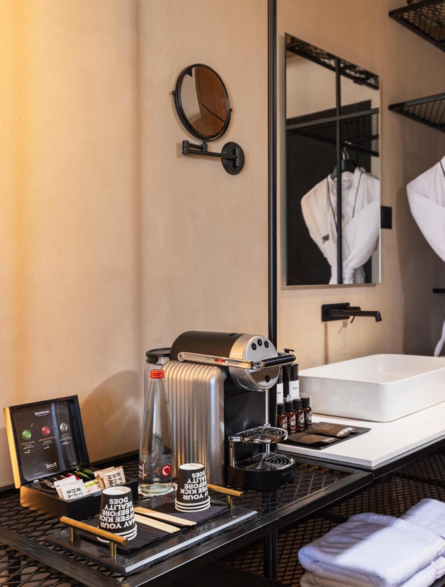 Brown Brut Seafront Hotel, A Member Of Brown Hotels テル・アビブ エクステリア 写真