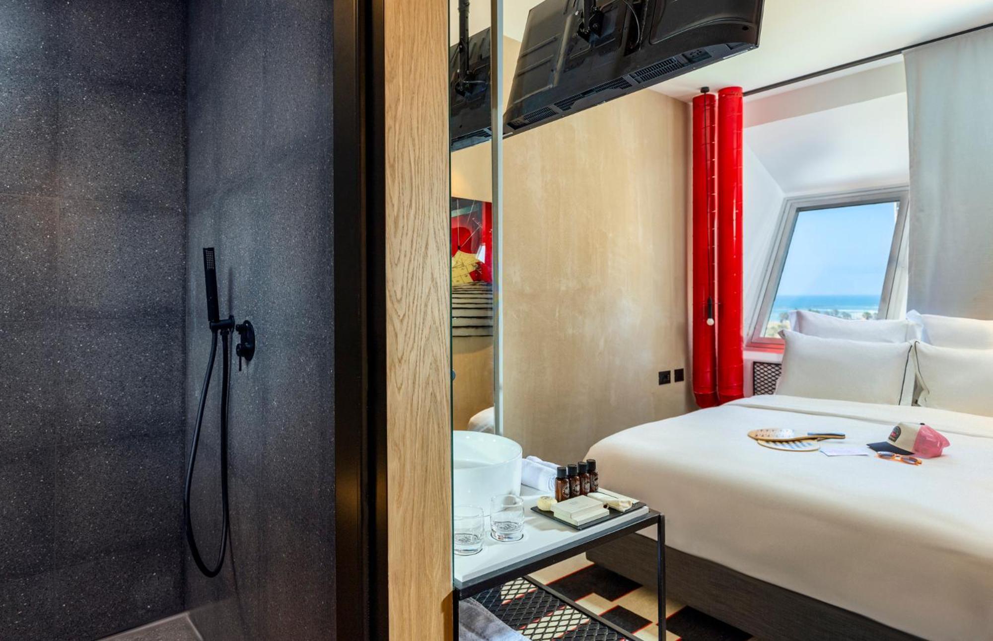 Brown Brut Seafront Hotel, A Member Of Brown Hotels テル・アビブ エクステリア 写真